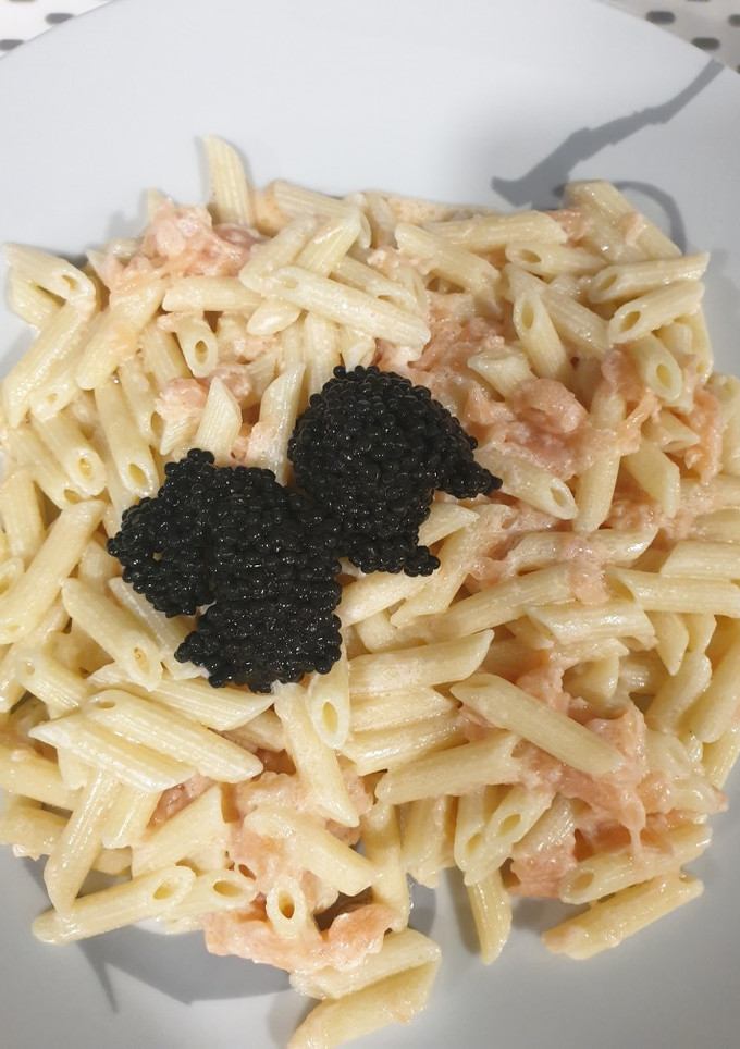 Una foto de Pasta con salmón y "caviar" rápida y fácil