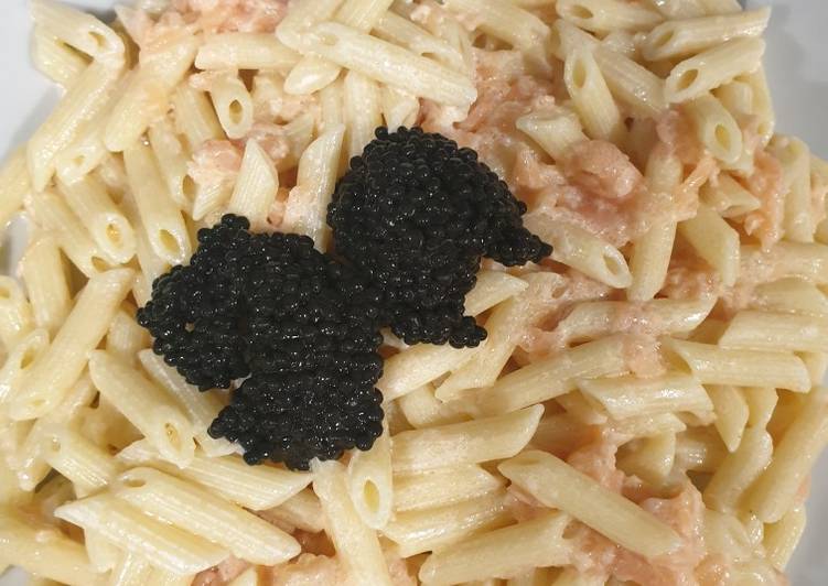 Pasta con salmón y "caviar" rápida y fácil