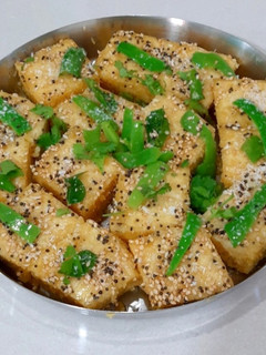ખમણ ઢોકળાં (Khaman Dhokla Recipe In Gujarati) રેસીપી મુખ્ય ફોટો