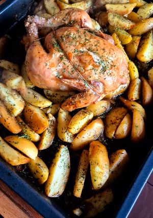 Une photo de Poulet entier rôti et ses pommes de terre dorés