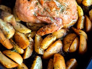Poulet entier rôti et ses pommes de terre dorés