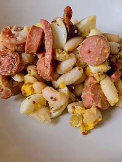 Una foto de Ensalada de alubias con salchichas y bacon