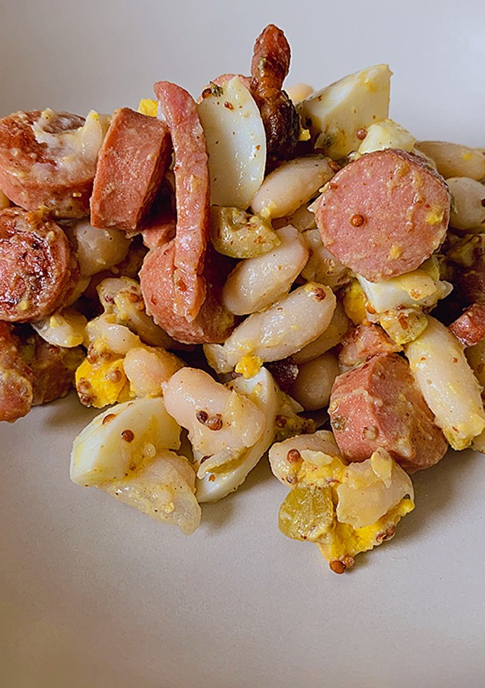 Una foto de Ensalada de alubias con salchichas y bacon