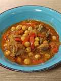 Costillas con garbanzos al curry rojo de cerveza