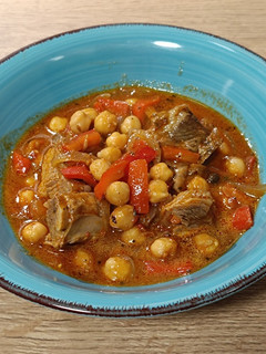 Una foto de Costillas con garbanzos al curry rojo de cerveza