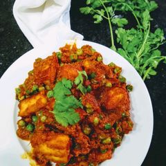 A picture of Matar Paneer.