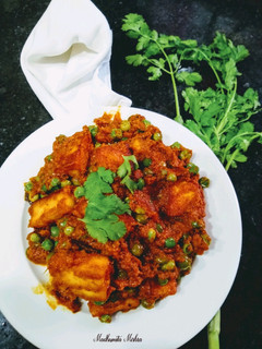 A picture of Matar Paneer.