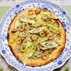 A picture of Easy lunch! Japanese-style pizza with whitebait, chikuwa and leeks.