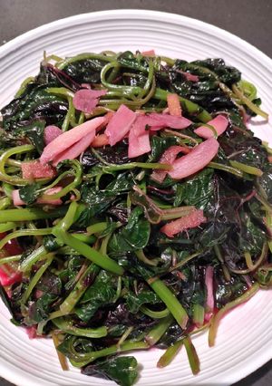 A picture of Stir fry Red Spinach.