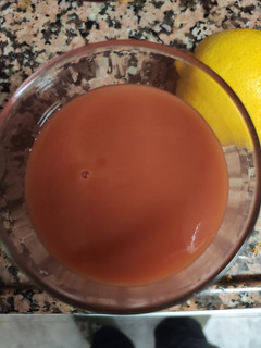 Una foto de Zumo de tomate especiado (bloody Mary sin alcohol)
