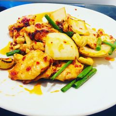 A picture of Chicken and cashew nut stir fry.