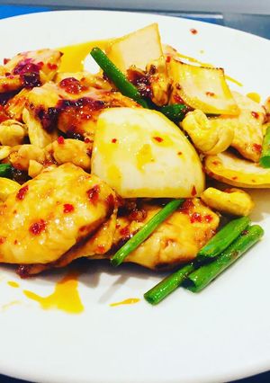 A picture of Chicken and cashew nut stir fry.