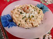 Una foto di risotto con burrata