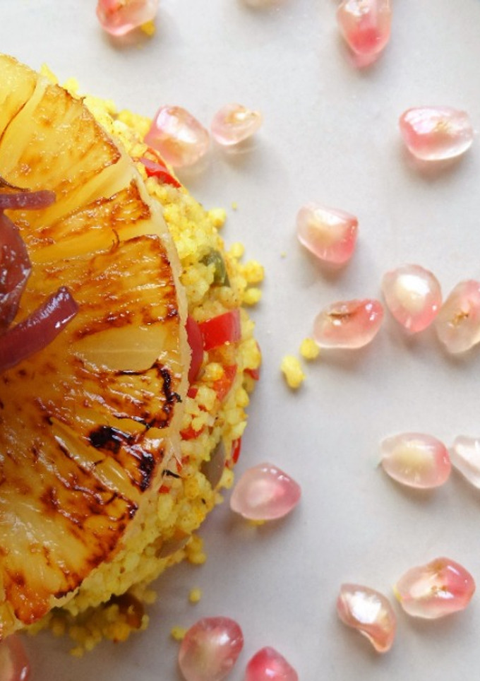 Una foto de Cuscús con piña a la plancha y cebolla caramelizada