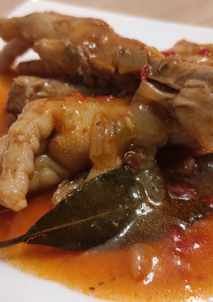 Una foto de Patas de pollo