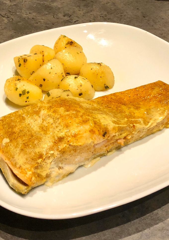 Una foto de Salmón con Curry y Limón a Baja Temperatura - Sous Vide