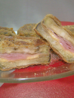 Una foto de Milanesas de berenjena rellenas
