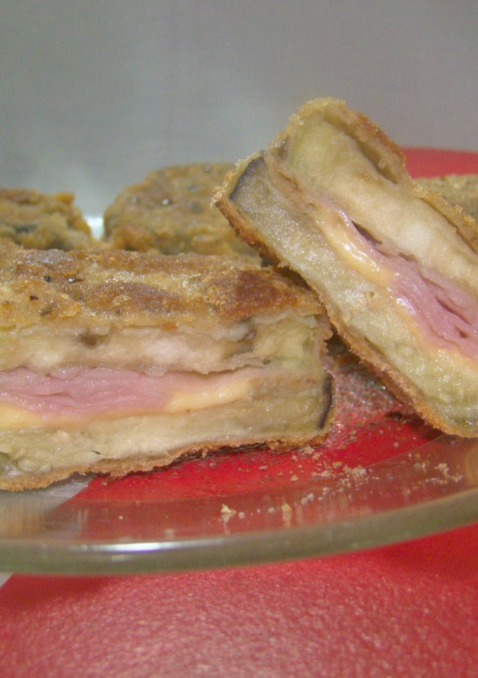 Una foto de Milanesas de berenjena rellenas
