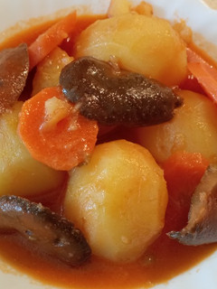 Una foto de Patatas guisadas con carne y Níscalos en olla express