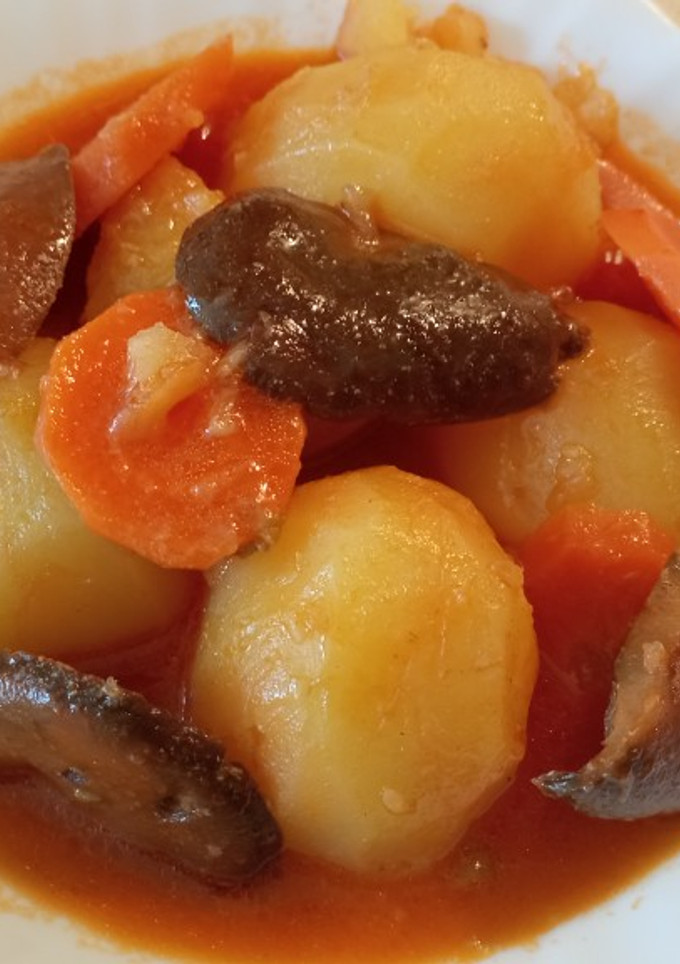 Una foto de Patatas guisadas con carne y Níscalos en olla express