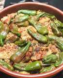 Cazuela de escalopines de soja, setas ostra y pimientos del Padrón con especias gyros griego