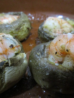 Una foto de Champiñones con langostinos