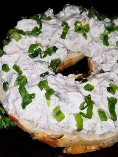 A picture of Mike's 4 Onion 3 Pepper Bagel Spread.