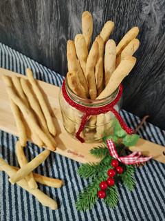 Una foto de Palitos de harina de garbanzo con hierbas provenzales y sésamo