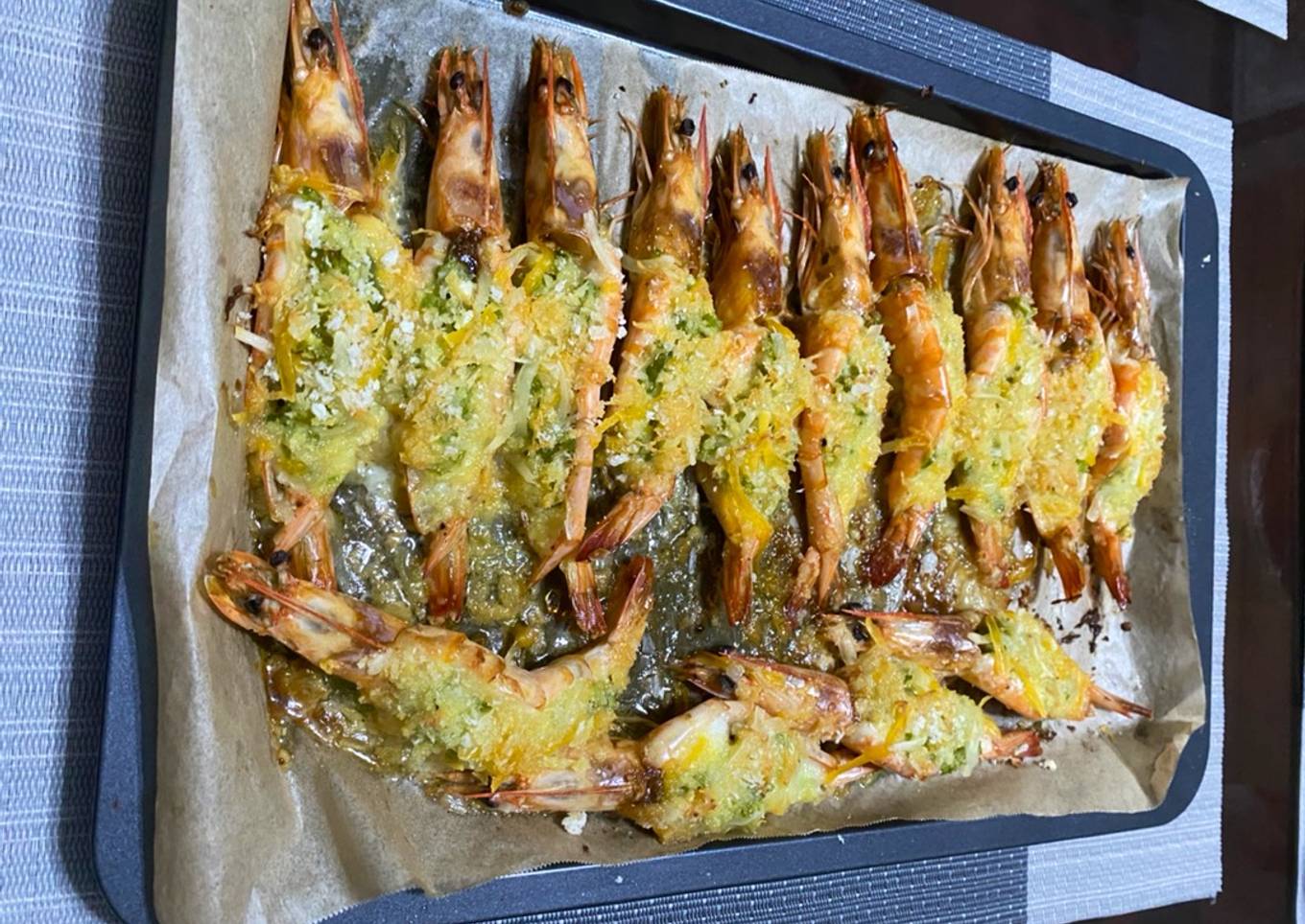 Baked prawns with cheese and garlic