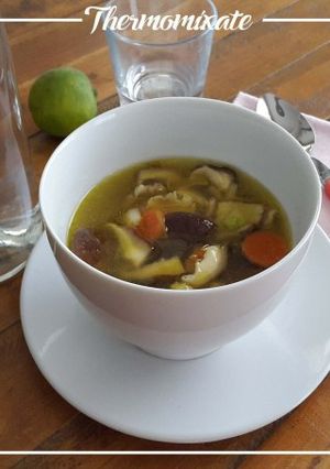 Foto principal de Sopa de shiitake, lima y azafrán con Thermomix