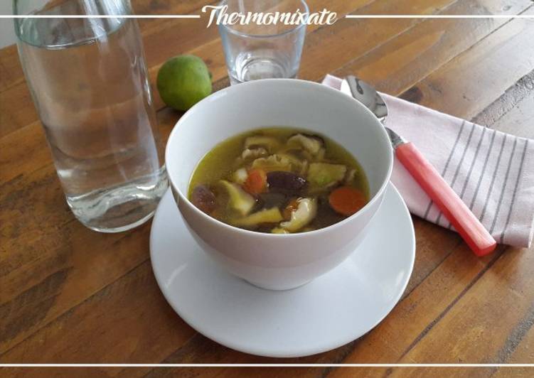 Sopa de shiitake, lima y azafrán con Thermomix