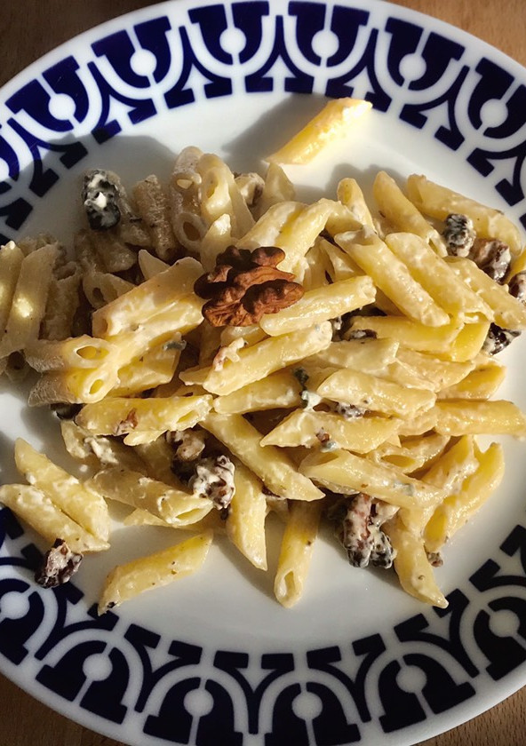 Una foto de Macarrones con salsa de gorgonzola y nueces
