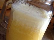 Una foto de batido de piña y naranja