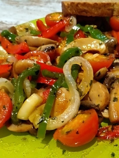 Una foto de Salteado de verduras y champiñones