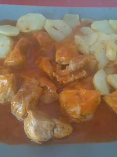 Una foto de Magro de cerdo con tomate y patatas