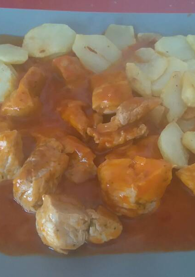Una foto de Magro de cerdo con tomate y patatas