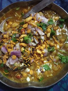 आलू टिक्की चाट (Aloo tikki chaat recipe in Hindi) रेसिपी मुख्य फोटो