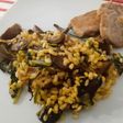 Paella de robellones, espinacas y solomillo