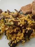 Paella de robellones, espinacas y solomillo