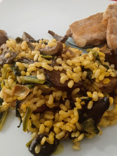Una foto de Paella de robellones, espinacas y solomillo