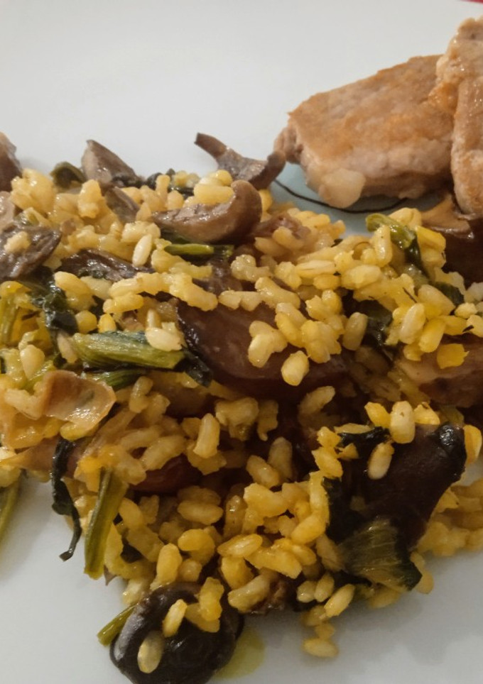 Una foto de Paella de robellones, espinacas y solomillo