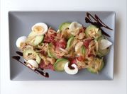 Una foto de ensalada de jamón serrano y aguacate