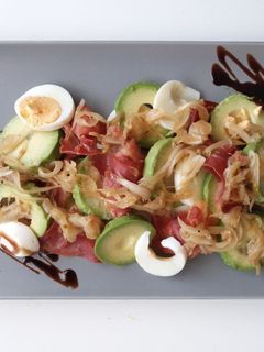 Una foto de Ensalada templada de aguacate