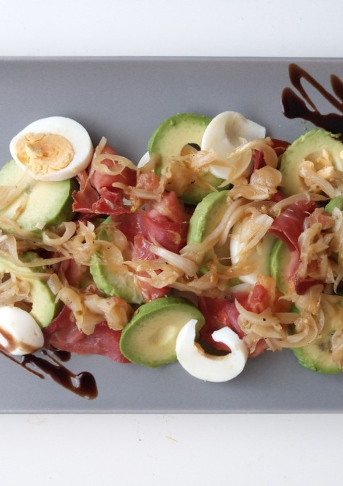 Una foto de Ensalada templada de aguacate