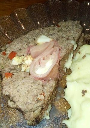 Una foto de Pan de carne con puré