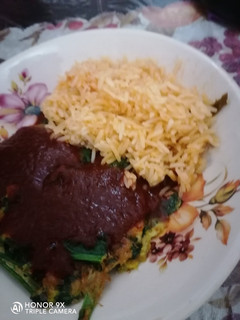 Una foto de Tortitas de espinaca en Chile rojo