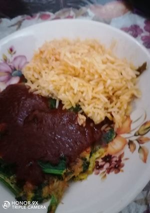 Una foto de Tortitas de espinaca en Chile rojo
