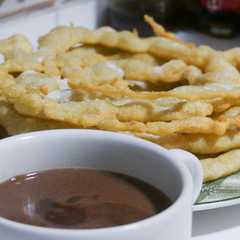 Una foto de Chocolate con Buñuelos (Extremeños)