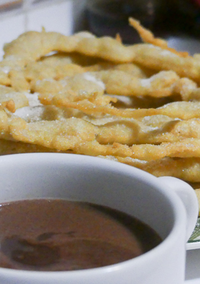 Una foto de Chocolate con Buñuelos (Extremeños)