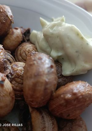 Una foto de Caracoles secos con especias y alioli 🤤🤤🤤
